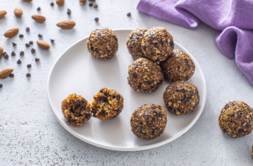energy-rice-balls-with-brown-rice-chocolate-and-almonds
